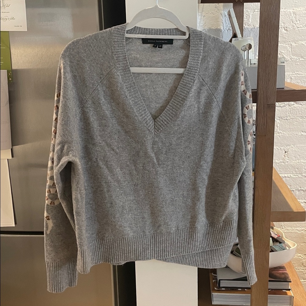 SKULL CASHMERE BEATRICE SNAKE INTARSIA V-NECK SWEATER LIGHT GRAY